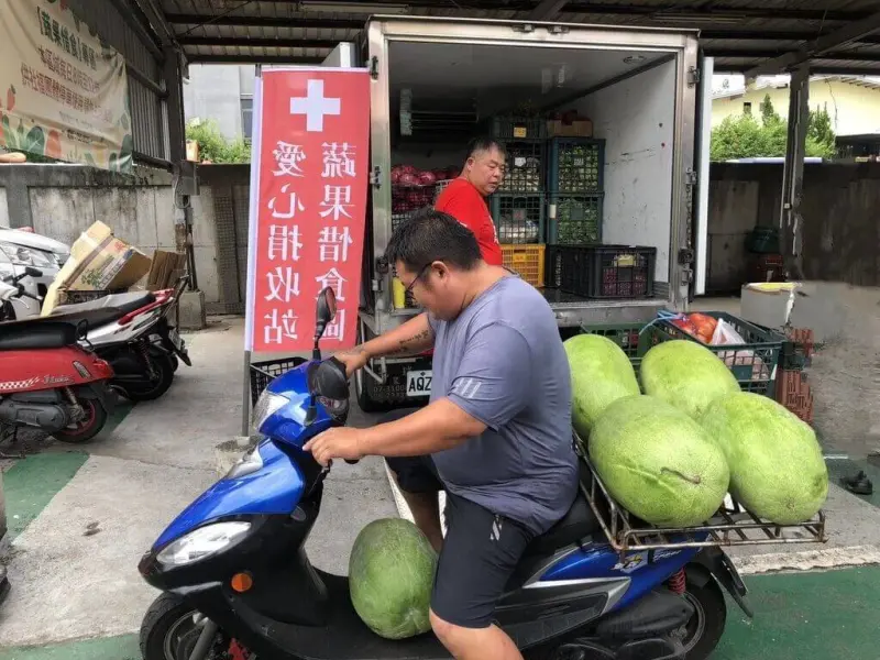 ▲高雄市農業局與鳳山區農會、高雄果菜運銷公司合作，在批發市場設立「蔬果惜食專區」。（圖／高雄市農業局）