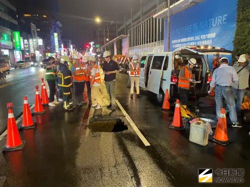 ▲ 22日下午，台北市松山區八德路四段京華城前方路段驚傳路面塌陷，深度約1.5公尺，詳細原因還在調查。（圖／翻攝畫面）
