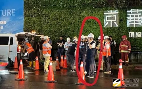 ▲ 22日下午，台北市松山區八德路四段京華城前方路段驚傳路面塌陷，北市副市長李四川也親自到場了解。