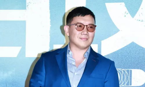 藝人杜汶澤(如圖)出席《零日攻擊》首映,自爆住在徐巧芯選區,高喊挺罷免大成功,還比出食指動作,似乎在諷刺對方曾比中指的行為。(圖/吳翊緁 攝影) ▲杜汶澤(如圖)之前出席《零日攻擊》首映,自爆住在徐巧芯選區,曾高喊挺罷免大成功,立場很鮮明。(圖/吳翊緁 攝影)