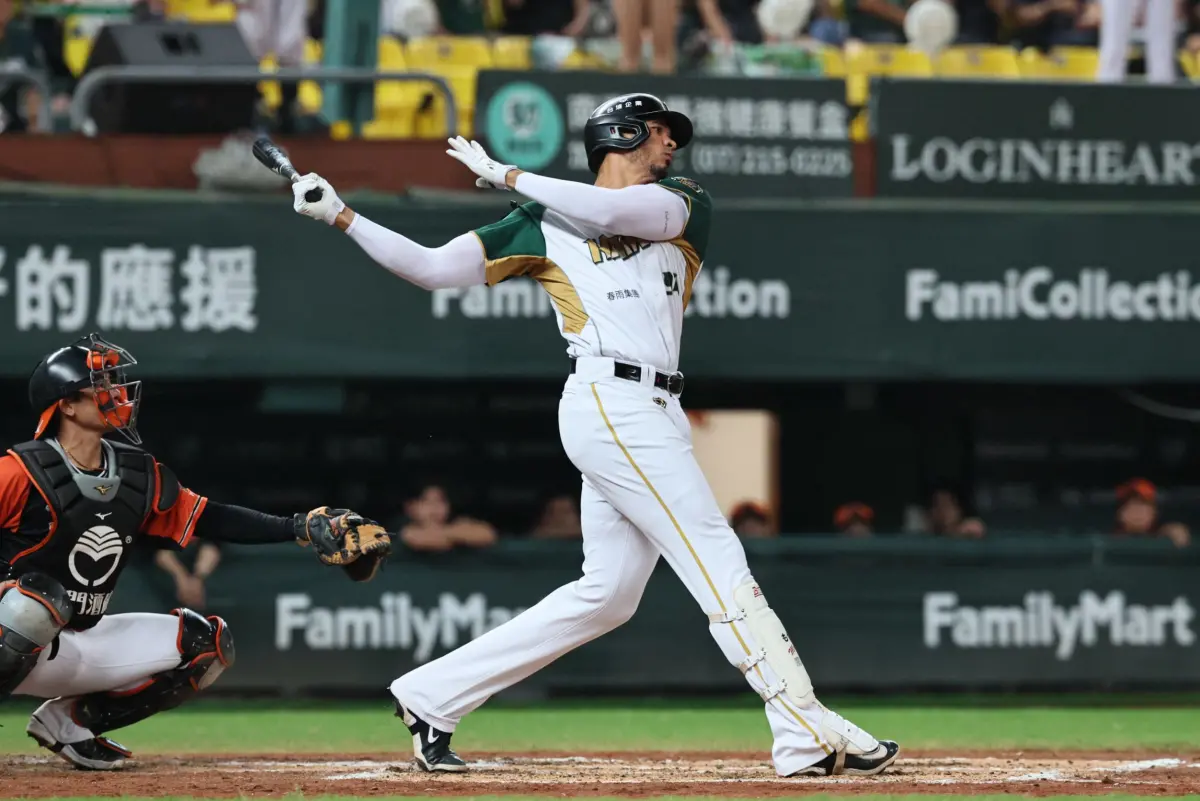 ▲台鋼雄鷹洋砲魔鷹強忍喪妻之痛，首打席就敲出高飛犧牲打，成為此役勝利打點。（圖／台鋼雄鷹提供）