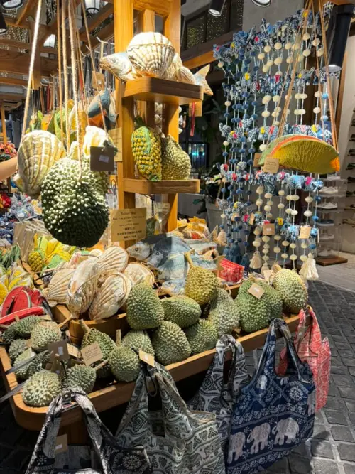 ▲網友分享,在曼谷喬德夜市、清邁市集都買得到榴槤包。(圖/小廢物俱樂部臉書) ▲網友分享,在曼谷喬德夜市、清邁市集都買得到榴槤包。(圖/小廢物俱樂部臉書)