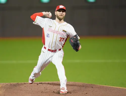 味全龍王牌洋投鋼龍主投7局僅被敲出4安打、2四壞丟2分,貢獻本季第8場優質先發,可惜最終與勝投擦肩而過。(圖/記者林子翔攝) ▲味全龍王牌洋投鋼龍主投7局僅被敲出4安打、2四壞丟2分,貢獻本季第8場優質先發,可惜最終與勝投擦肩而過。(圖/記者林子翔攝)