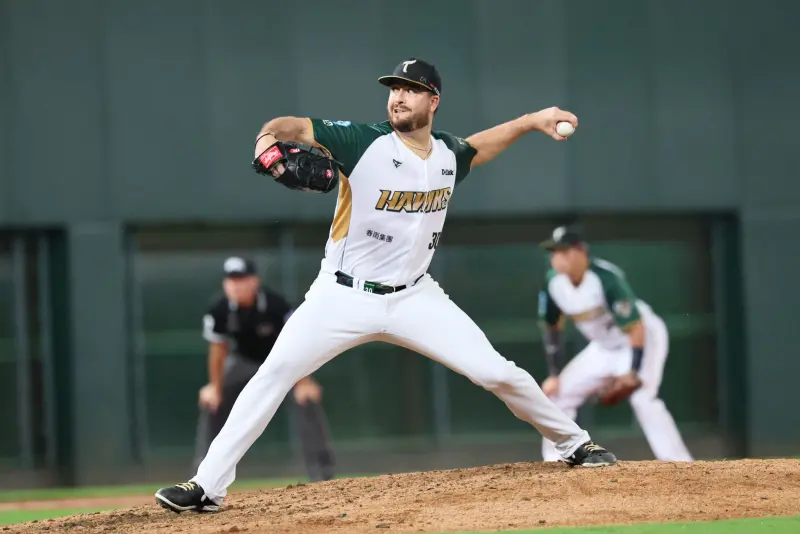 ▲台鋼雄鷹洋投艾速特在帽沿寫下魔鷹太太的英文簡寫，他表示，無法想像魔鷹內心有多痛苦。（圖／台鋼雄鷹提供）