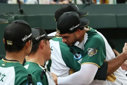 魔鷹在經歷妻子過世後,今天重新披掛上陣,以先發第四棒、指定打擊身份出賽,並在賽後場邊向球迷發表了一段深刻感人的話語,全場動容。(圖/台鋼雄鷹提供) ▲魔鷹在經歷妻子過世後,今天重新披掛上陣,以先發第四棒、指定打擊身份出賽,並在賽後場邊向球迷發表了一段深刻感人的話語,全場動容。(圖/台鋼雄鷹提供)