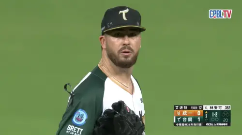 ▲艾速特在帽沿寫下魔鷹太太名字簡稱,他表示,「能為魔鷹和他的小孩、家人帶來任何的鼓勵,什麼方式我都願意去做。」(圖/截圖自CPBL TV) ▲艾速特在帽沿寫下魔鷹太太名字簡稱,他表示,「能為魔鷹和他的小孩、家人帶來任何的鼓勵,什麼方式我都願意去做。」(圖/截圖自CPBL TV)