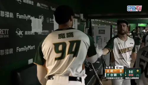 ▲台鋼雄鷹魔鷹在首局敲出高飛犧牲打後,艾速特也在休息室與魔鷹擊掌(圖/截圖自CPBL TV) ▲台鋼雄鷹魔鷹在首局敲出高飛犧牲打後,艾速特也在休息室與魔鷹擊掌(圖/截圖自CPBL TV)