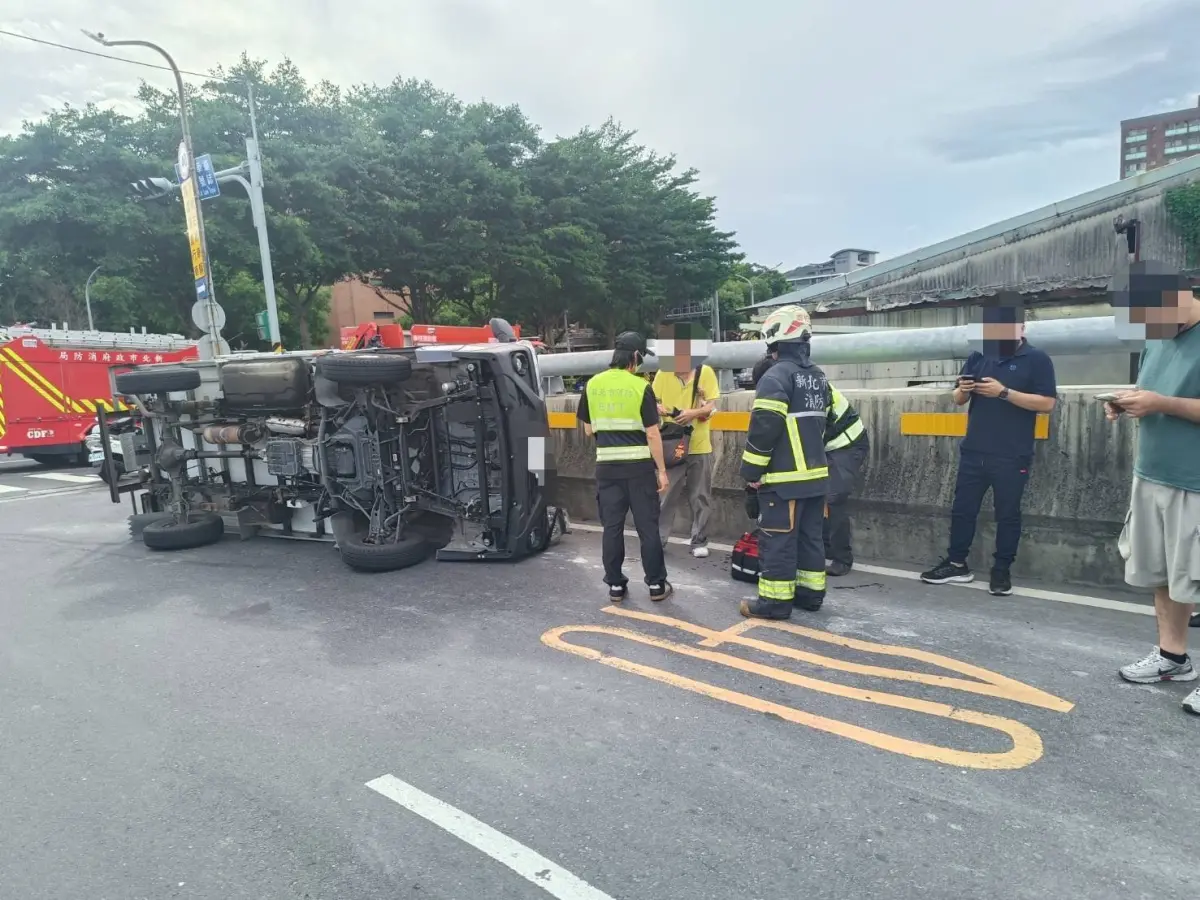 新北城林橋小貨車翻覆 無照駕駛過彎失控 駕駛送醫無大礙