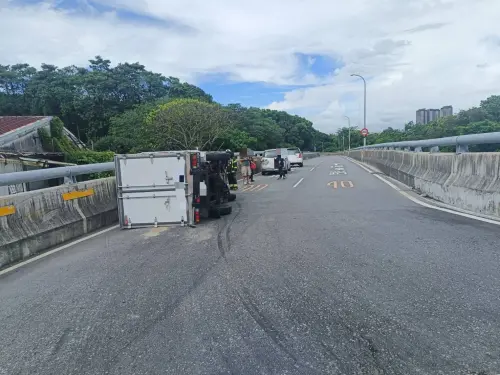 ▲ 新北市板橋區城22日下午發生一起小貨車過彎翻車意外。（圖／翻攝畫面）