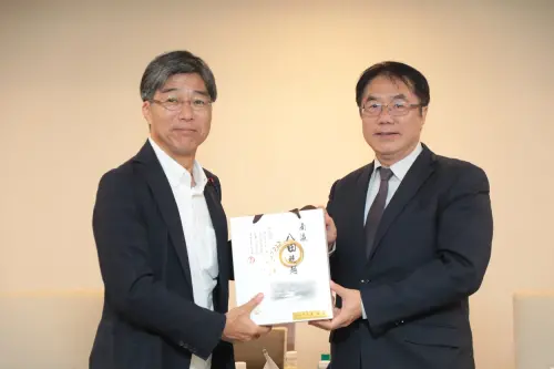 ▲黃偉哲也特別致贈八田米禮盒給訪賓，以紀念一路以來台日的互助友好情誼。（圖／南市府提供）