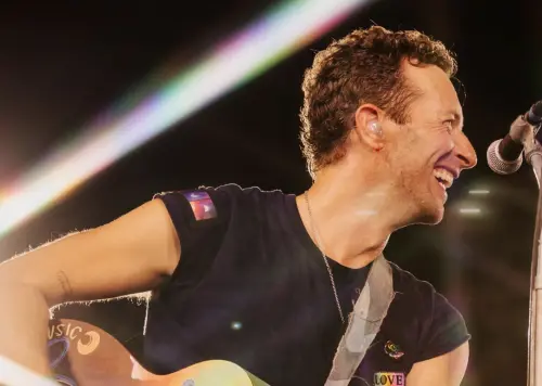 Coldplay主唱拍攝前「溫馨提醒」！怕演唱會變抓姦現場：去躲起來
