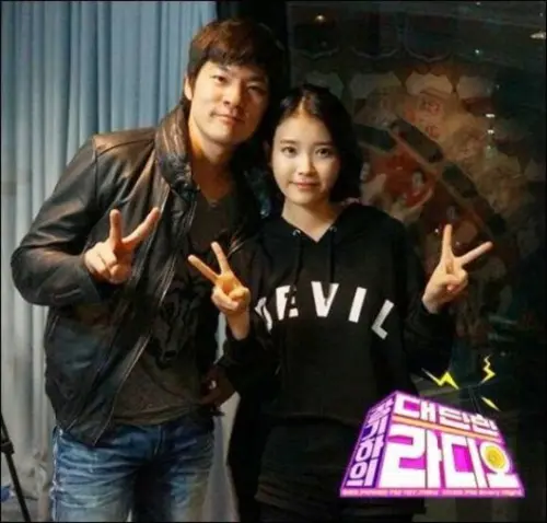 ▲IU（右）曾因手滑銀赫床照被罵翻！出道多年只認愛李鍾碩跟大11歲張基河（左）。（圖／翻攝自網路）