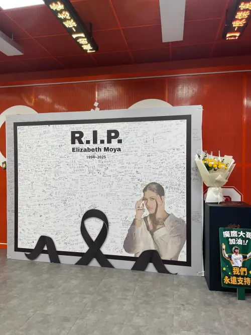 經過工作人員與球迷努力擦拭,魔鷹太太Elizabeth照片上遭到惡意塗鴉處,已經被消除。(圖/取自Threads) ▲經過工作人員與球迷努力擦拭,魔鷹太太Elizabeth照片上遭到惡意塗鴉處,已經被消除。(圖/取自Threads)