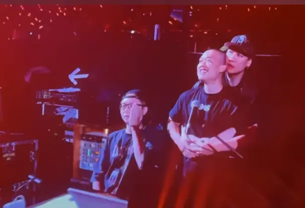 ▲頑童演唱會也大玩「Coldplay Cam」,陳星翰(右1)等人被cue後,火速假裝閃躲。(圖/翻攝自網路)