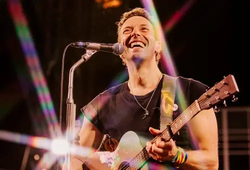 ▲「Coldplay Cam」正紅！偷情現場變全球迷因　連頑童演唱會都跟進。（圖／Coldplay FB）