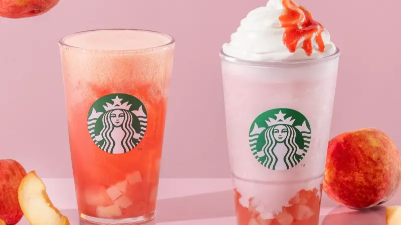 ▲「星巴克買一送一」再喝9天外送咖啡優惠到8月！「蜜桃吉利星冰樂」等三大新品今開喝。7月25日最大「星巴克典藏Dream Plaza台北」開幕全台門市買一送一。85度C黑糖珍珠第二杯半價。（圖／星巴克提供）