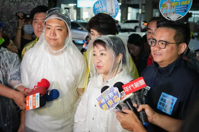 ▲柳采葳表示，這一兩天，他的選區更出現掛有兩蔣頭像的紙本文宣，呼籲選民投下同意罷免王鴻薇票。（圖／翻攝柳采葳臉書）