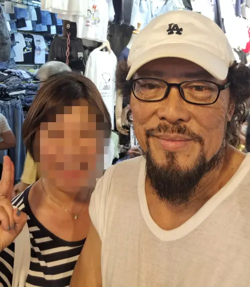 ▲張菲（右）退休生活非常悠閒，近日被粉絲偶遇，還親民拍下合照。（圖／翻攝自@a19370807 Threads）