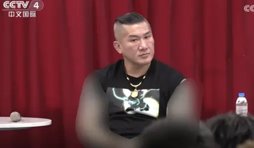 近日中國《央視新聞》報導館長相關新聞,可館長在畫面中雙臂的刺青被打上馬賽克,被中國網友調侃是「隱形的翅膀」。(圖/翻攝央視官網) ▲近日中國《央視新聞》報導館長相關新聞,可館長在畫面中雙臂的刺青被打上馬賽克,被中國網友調侃是「隱形的翅膀」。(圖/翻攝央視官網)