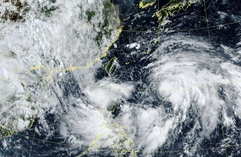 ▲颱風「范斯高」預計最快將在今（23）日生成，但除了準范斯高以外，目前關島附近、菲島北部外海各有一個熱帶擾動醞釀中。（圖／中央氣象署）