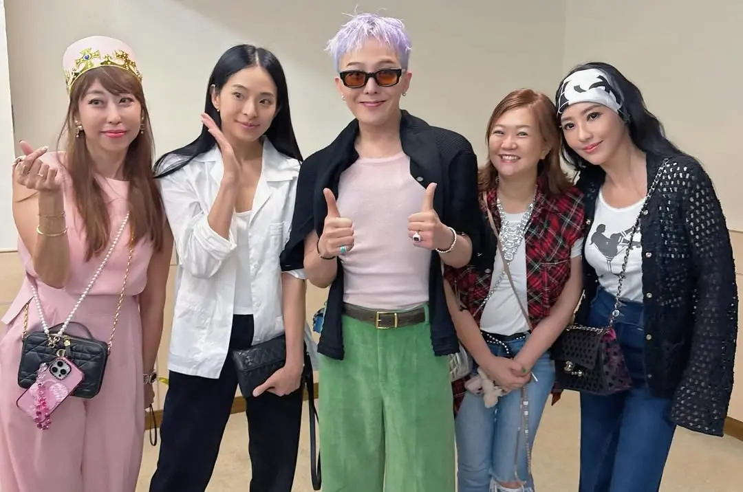 ▲GD（中）日前來台開唱，吸引大批藝人及粉絲到場朝聖，但沒想到結束多天後，竟爆出爭議，有網友指控關穎（右1）在現場用手肘推人，關穎也親自回出面否認指控，還反爆自己在現場被大明星保鑣亂推。（圖／關穎IG）