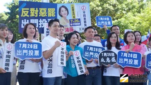 ▲台北市長蔣萬安陪同藍委站街頭，呼籲726踴躍出來投不同意罷免。（圖／記者呂炯昌攝，2025.07.23）