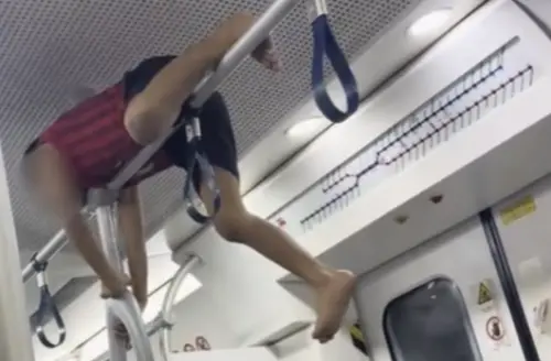 大馬男童火車內攀爬扶手險受傷　乘客怒斥：家長當作沒看到
