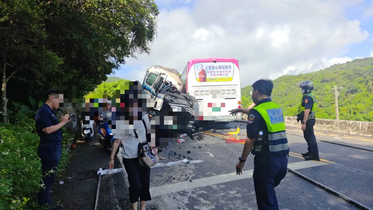 新北萬里砂石車撞國光客運「車頭全毀」 搶救畫面曝光