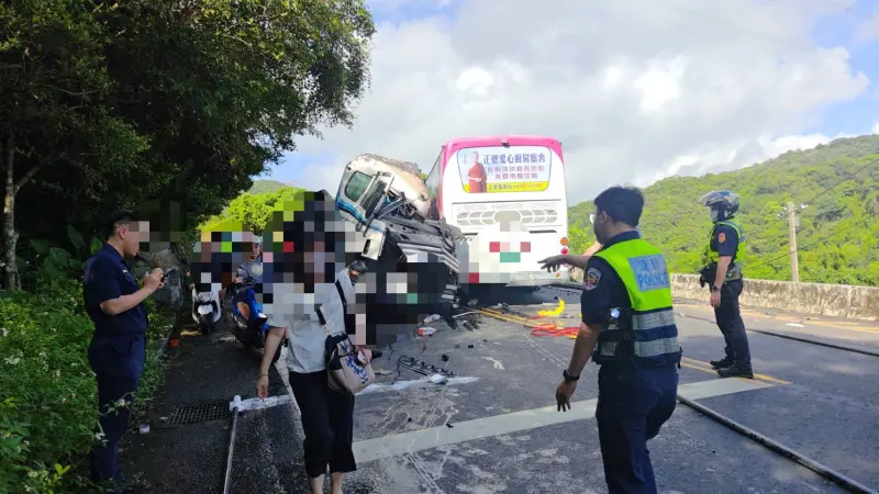 ▲新北萬里中福路今天早上7點50分獲報，一輛砂石車打滑對撞一輛國光客運。（圖／警方提供）