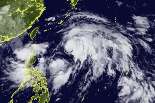 ▲台灣東南方海面的熱帶性低氣壓，目前持續整合雲系，預估今（23）日就會增強為颱風「范斯高」。（圖／翻攝向日葵8號衛星）