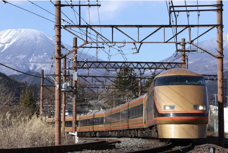 ▲東武鐵道首度將旗下觀光特急「日光詣SPACIA」的車頭（101-1號）運抵臺灣，12月18日推出特別活動，首度於臺北車站進行公開展示。（圖／台鐵）