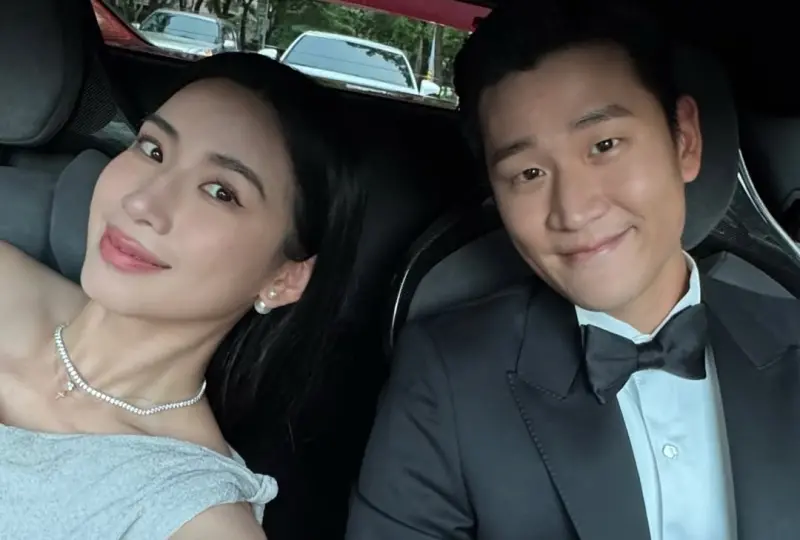 ▲周興哲（右）在2022年與主播妻子趙岱新（左）結婚，婚後育有一女一子，一家四口甜蜜幸福。而昨（22）日，周興哲突曬妻子健身照，但竟自爆因一句話就讓老婆爆氣：她不跟我說話了。（圖／周興哲IG）