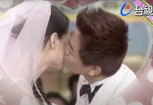 ▲吳宗憲(右)與陳孝萱(左)在台視《綜藝旗艦》「結婚秀」上還有親吻臉頰的畫面,可是很快這段緋聞就不歡而散。(圖/摘自TTV 台視官方頻道 YouTube) ▲吳宗憲(右)與陳孝萱(左)在台視《綜藝旗艦》「結婚秀」上還有親吻臉頰的畫面,可是很快這段緋聞就不歡而散。(圖/摘自TTV 台視官方頻道 YouTube)