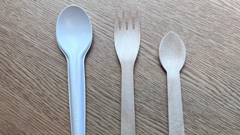 ▲台灣麥當勞減塑包裝全新改版，紙盒轉換為包裝紙或紙袋。不只外送飲料杯蓋變「紙封膜」，餐具也不再是塑膠做的，紙湯匙、木製刀叉全曝光。官方證實：「六間環境守護概念店開始測試。」（圖／台灣麥當勞提供）