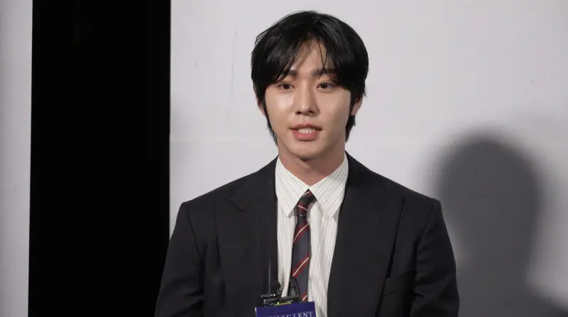 ▲《全知讀者視角》拍攝時讓主要演員李敏鎬、安孝燮（如圖）、蔡秀彬、申承浩、NANA體力吃不消，特別是要抱著小孩跑的安孝燮跟申承浩，直呼根本像在健身房。（圖／采昌）