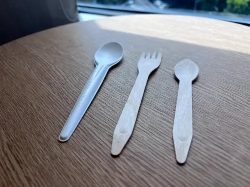 ▲台灣麥當勞「紙湯匙」、「木製餐具」測試中。（圖／台灣麥當勞提供）