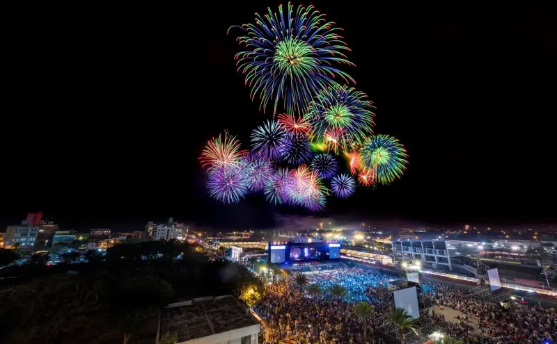 ▲2025年「花蓮夏戀嘉年華」將於今（23）日晚間登場，在東大門廣場連續六個晚上開唱，邀請超過30組藝人演出，並將有三天將施放煙火。本文整理表演卡司、煙火日期、直播與交通資訊等訊息。（圖／取自花蓮縣政府臉書）