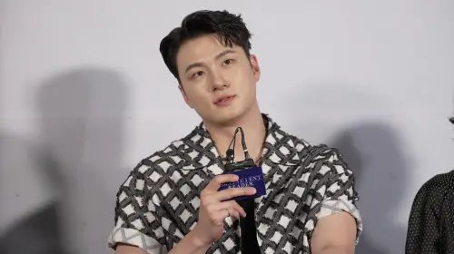 ▲申承浩身材壯碩，但是抱著「每天都在成長的小朋友」演跑步戲，仍然吃不消。（圖／采昌）