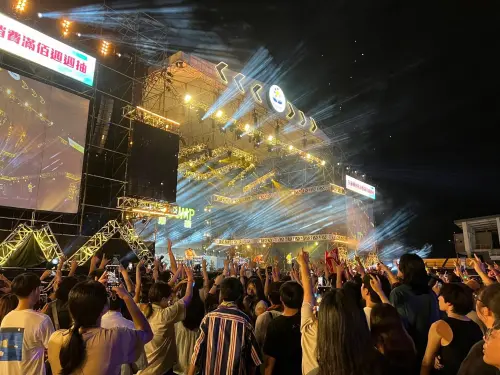 2025年「花蓮夏戀嘉年華」將於今(23)日晚間登場,在東大門廣場連續六個晚上開唱。(圖/取自花蓮縣政府臉書) ▲2025年「花蓮夏戀嘉年華」將於今(23)日晚間登場,在東大門廣場連續六個晚上開唱。(圖/取自花蓮縣政府臉書)