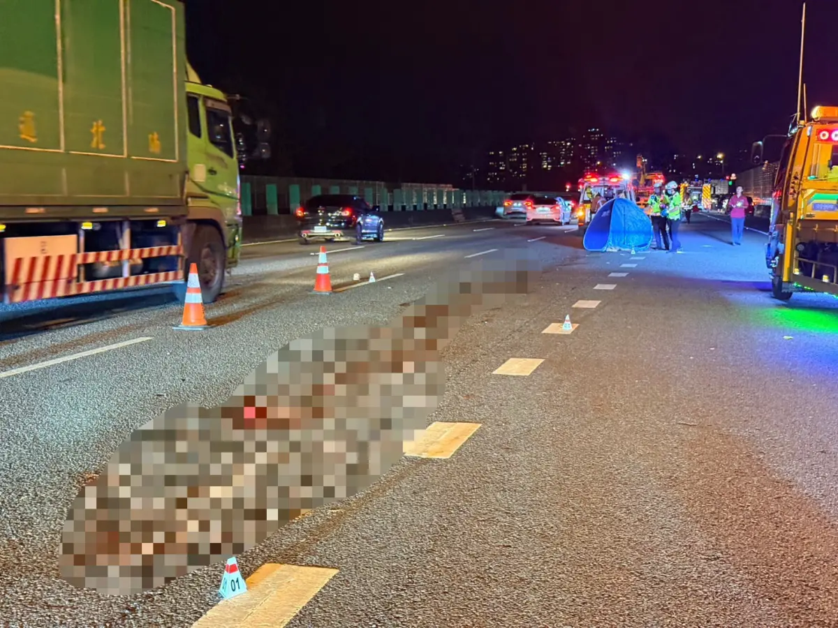 ▲國道一號新竹段發生離奇車禍，一名汽車駕駛從車上掉出來，7秒內遭8輛車輾過身亡。（圖／翻攝畫面）