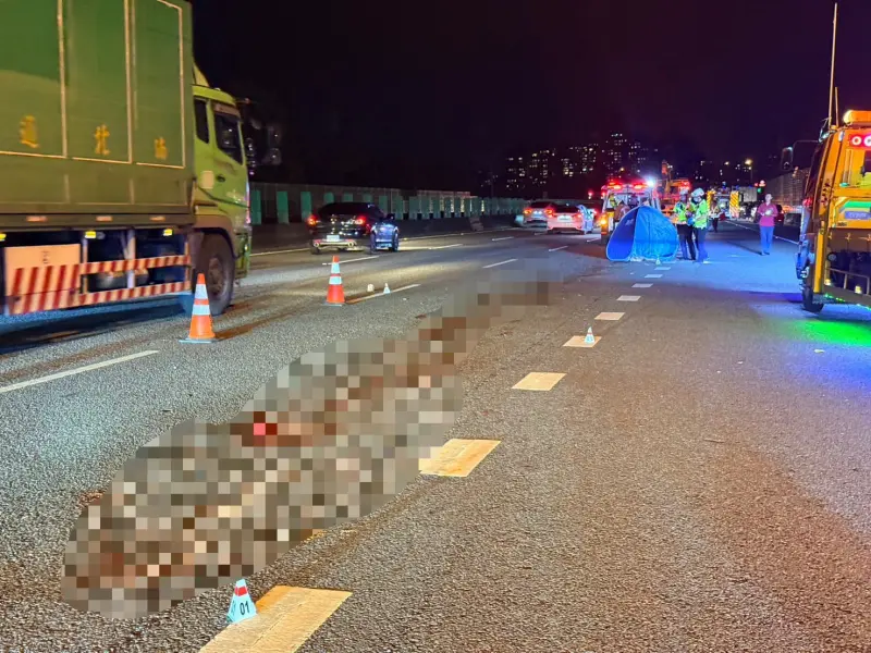 ▲國道一號新竹段發生離奇車禍，一名汽車駕駛從車上掉出來，7秒內遭8輛車輾過身亡。（圖／翻攝畫面）