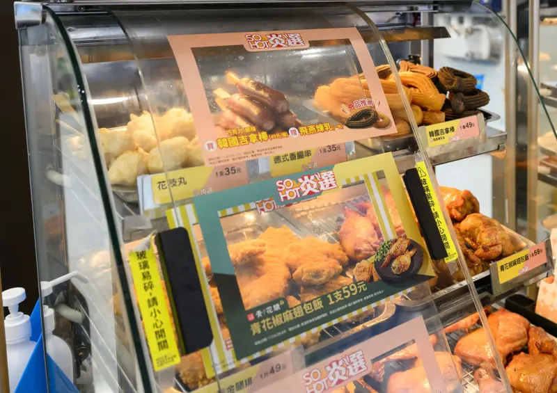▲全家SOHOT炎選點心櫃，「野燒竹輪麵包」、「心心相串」、「歐巴魚你串」、「啦啦應援心心串」、「全壘打棒球串」買一送一。（示意圖／全家提供）（圖／全家提供）