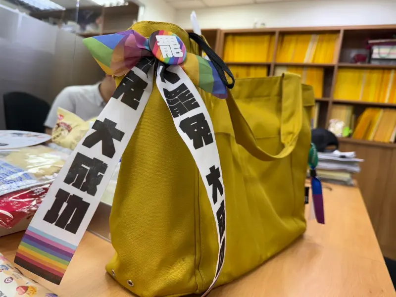 ▲警衛要求訪客拔下「大罷免大成功」飄帶，讓陳培瑜氣炸開轟。（圖／翻攝自陳培瑜臉書）