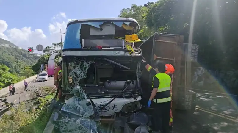 ▲國光客運遭聯結車猛撞冒煙，車上不少通勤族原本閉目養神，都因為劇烈撞擊力道驚醒，下車逃難。（圖／翻攝畫面）
