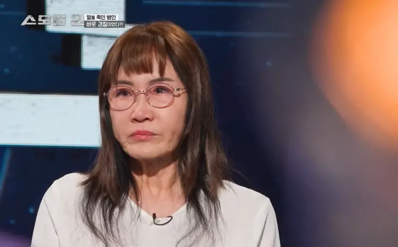 ▲南韓節目《KCSI：鐵證》近日曝光一件在2009年的案件，一名母親（如圖）登上節目淚訴，女兒當臨演時，在拍攝現場慘遭12人侵犯，但沒想到報警後，竟受到二次傷害，警方要求女兒畫加害人下體，讓這位母親難過痛訴：是警察殺了我女兒。（圖／翻攝自사건의뢰 YouTube）