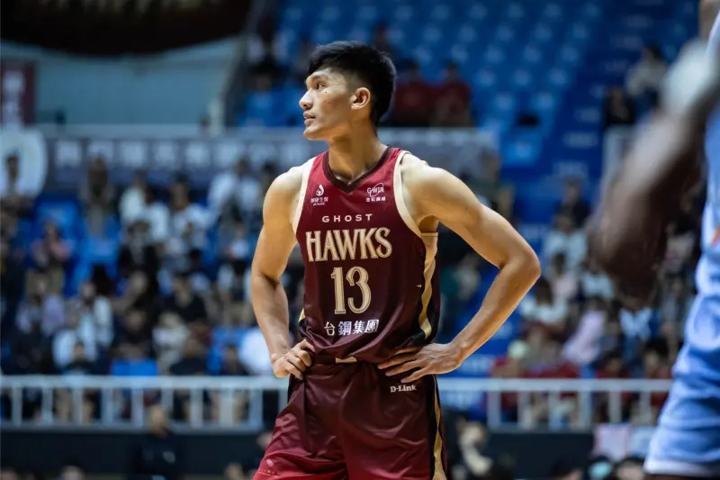 ▲台鋼獵鷹今（23）日宣布與中鋒謝宗融完成5年續約。謝宗融在2024-25賽季例行賽出戰23場，場均近30分鐘，繳出7.3分、8籃板、1抄截的成績，場均籃板為全聯盟本土球員之冠。（圖／取自PLG官網）