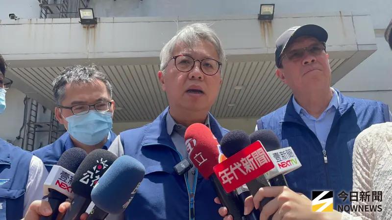 ▲新北萬里上午發生重大車禍，一輛聯結車打滑對撞國光客運。交通部副局長周廷彰（中）與國光客運總經理任季男（右）說明最新狀況。（圖／記者葉政勳攝影）