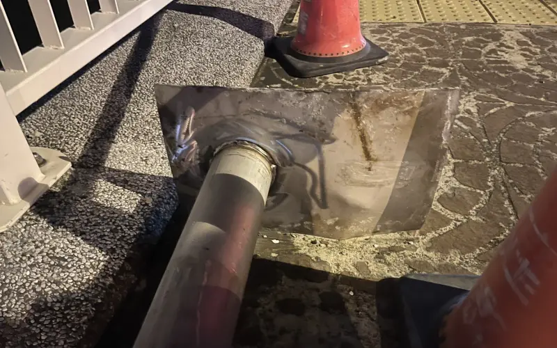 ▲路燈桿被棄置在人行道上，銳利的鐵製基座成為暗夜傷人武器。（圖／台中市政府提供，2025.07.23）