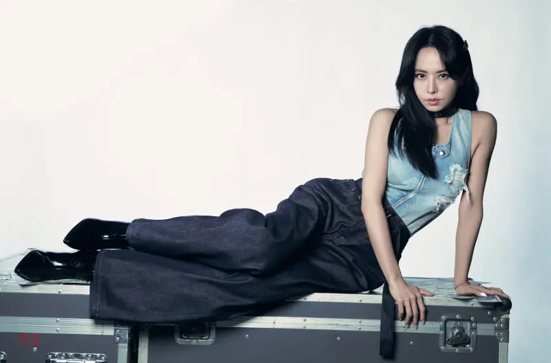 ▲薔薔昨（31）日首度公開分享蔡依林《PLAY我呸》MV拍攝秘辛，坦言自己當年沒試鏡就被錄取，MV畫面只花5分鐘完成，雖僅短短6秒卻成為網友多年後發現的驚喜彩蛋。（圖／凌時差提供）