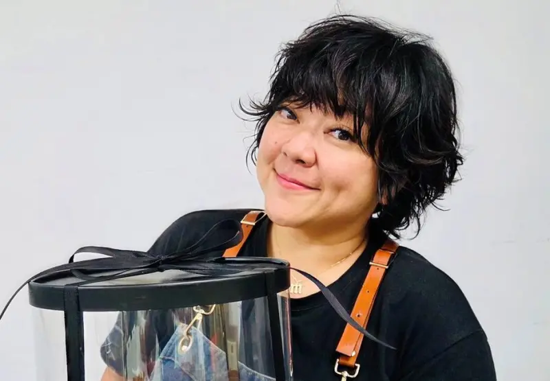 ▲杜詩梅（如圖）近年與老公移居花蓮開餐廳，去年曾自爆遭客人控不該收服務費，她也在節目中解釋原因，但沒想到昨（22）日，竟被律師紀岳良翻舊帳批評，本人也火速反擊：需這樣打壓？（圖／杜詩梅FB）